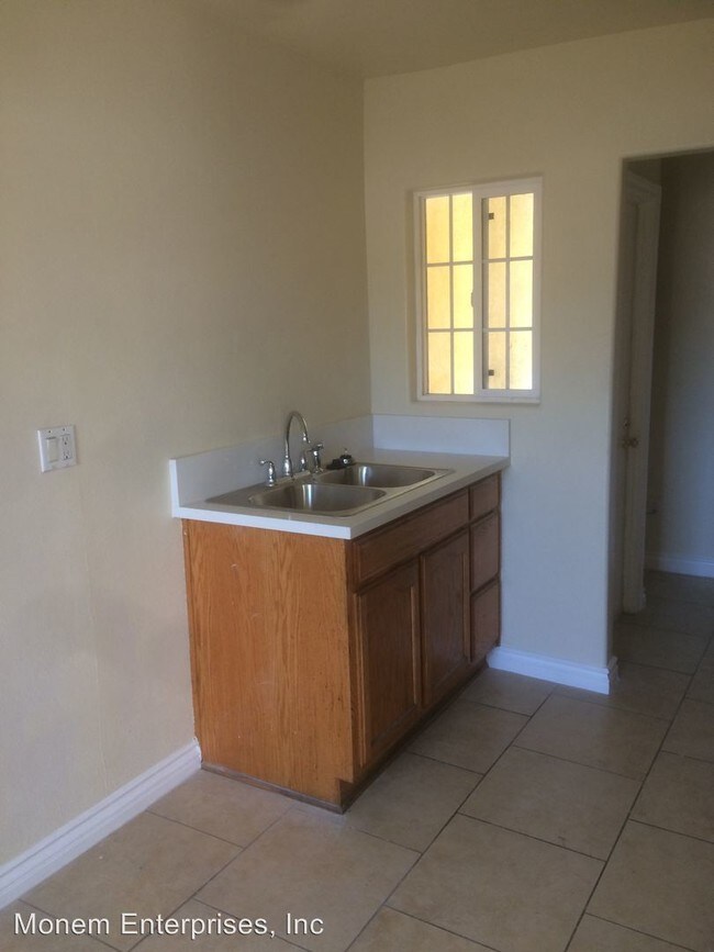 Building Photo - 806 N Alvarado St