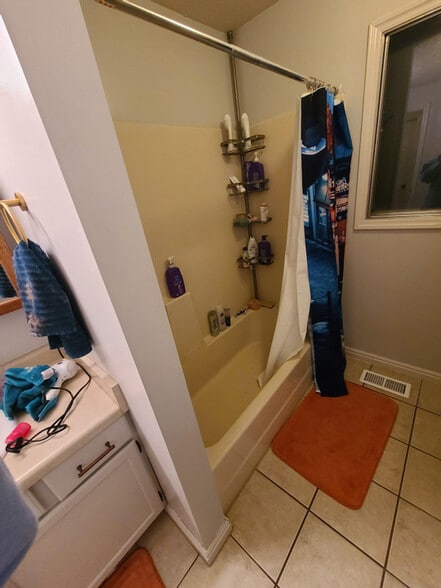 Shared bath (upstairs) - 476 E Acoma Rd