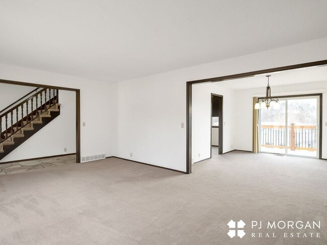 Building Photo - 3 Bed 3 Bath Duplex - Available now