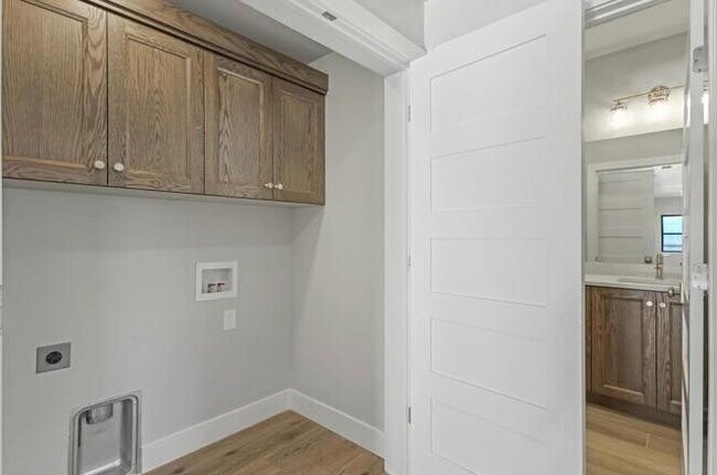 Building Photo - 1124 W Vos Cir