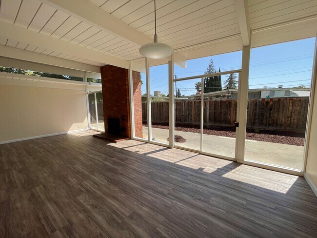 Building Photo - Gorgeous Upgraded Home Available Now!