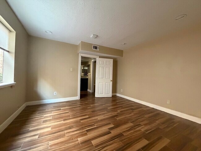 Building Photo - 1901 Brun St