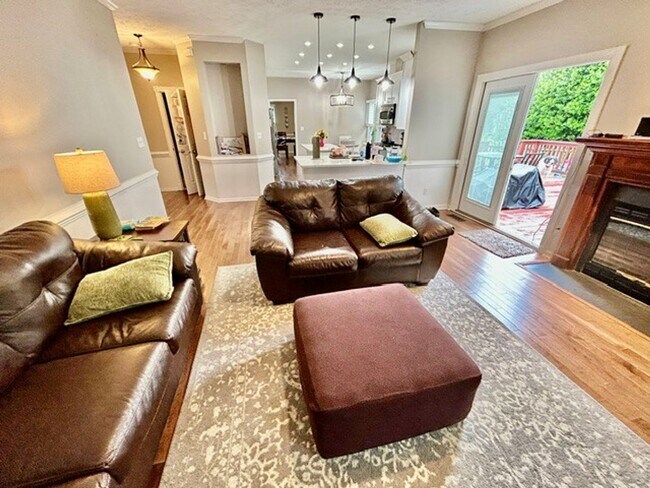 Building Photo - CHARMING HOME IN HIGHLY SOUGHT AFTER NEIGHBORHOOD.