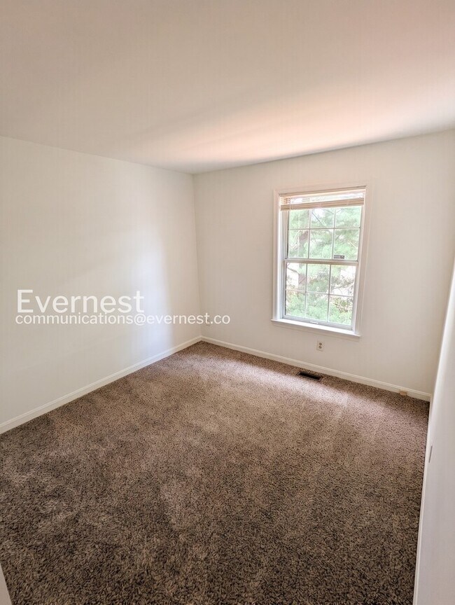 Building Photo - 3 Bed, 3.5 Bath Townhome with Modern Amenities / Available Soon!