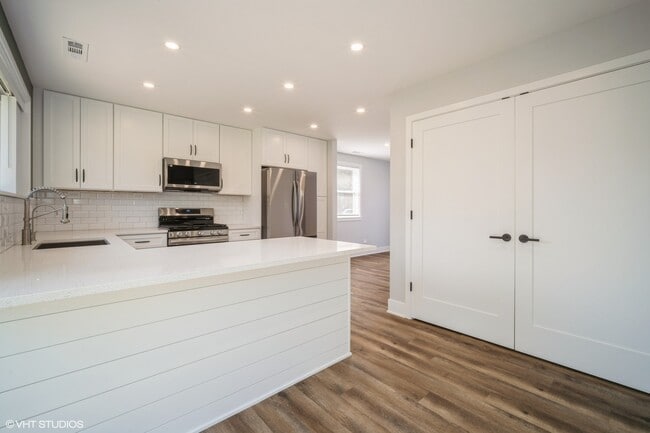 Building Photo - 648 Oakwood Ct