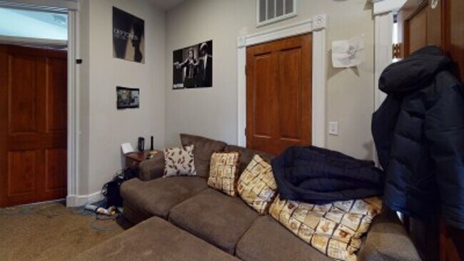 Building Photo - BERKLEE 3 BR Apartment - 9/1