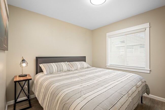 Building Photo - 3233 SE 51st Ave