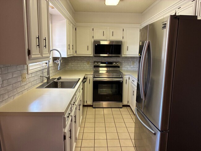 Building Photo - Three bedroom, two bath home available for lease!