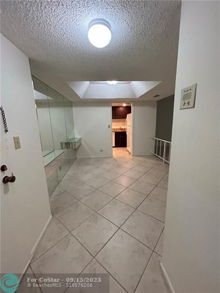 Building Photo - 3730 Inverrary Dr