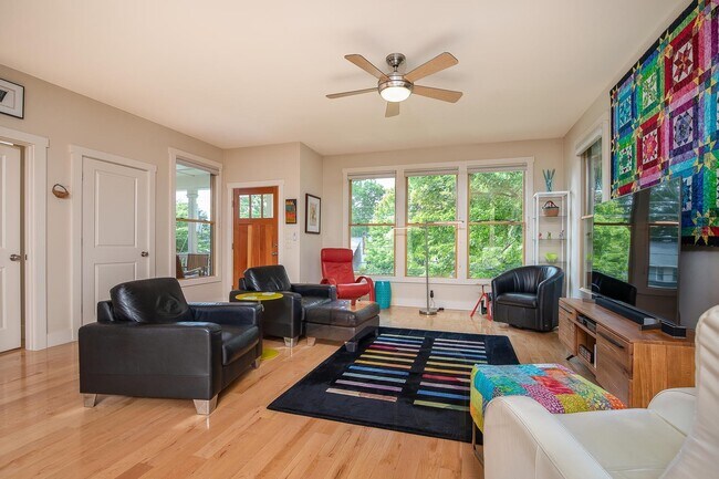 Building Photo - Charming Modern Home in Kenilworth