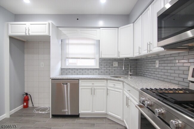 Building Photo - 43 Bleecker St