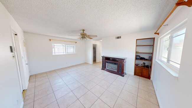 Building Photo - Cozy 3B2B located in a convenient area in Chino Hills!