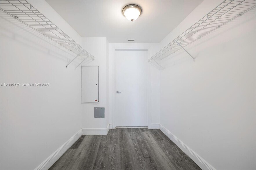 Building Photo - 1750 N Bayshore Dr