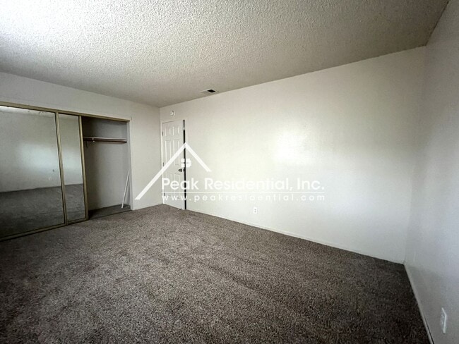 Building Photo - Charming 2 bd/1 ba Citrus Heights Duplex!
