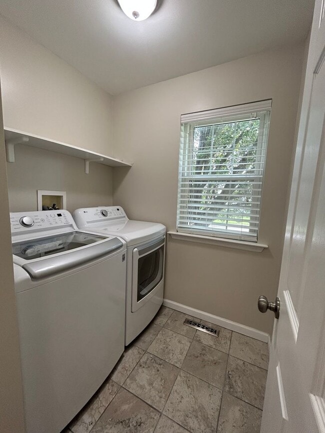 Building Photo - New Listing Alert! End unit Townhome in Pe...