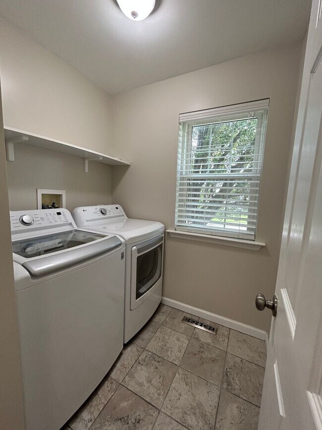 Building Photo - New Listing Alert! End unit Townhome in Penns Ridge!