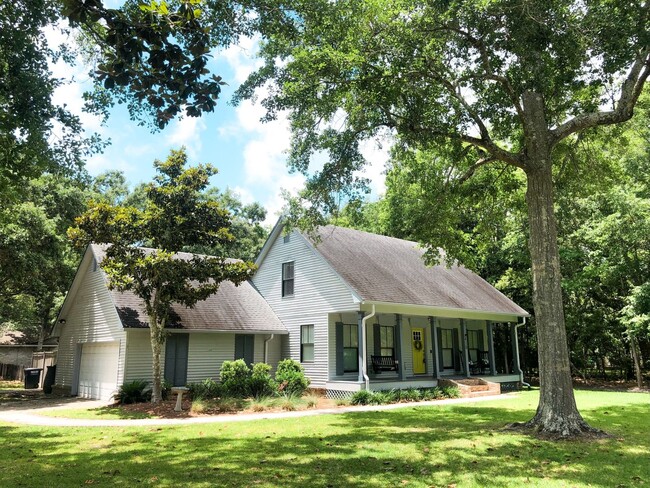 Building Photo - Downtown Ocean Springs Living! Charming 3 ...