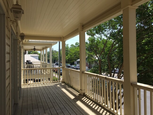 Building Photo - Pensacola - Downtown - 2 bedroom, 2 bathroom - water and sewer included