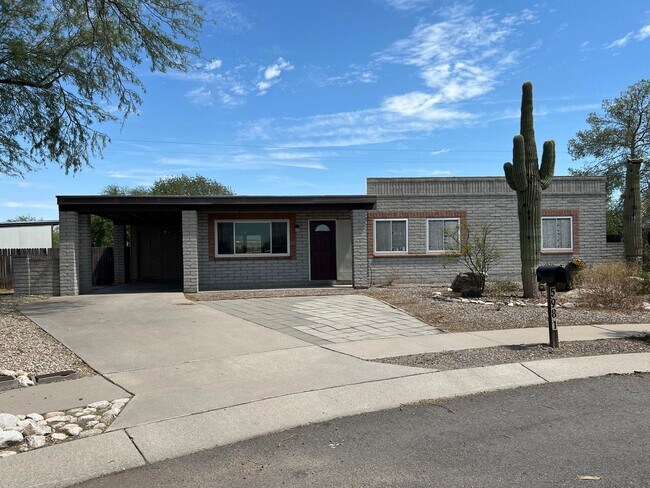 Primary Photo - 5981 N Sebba Pl