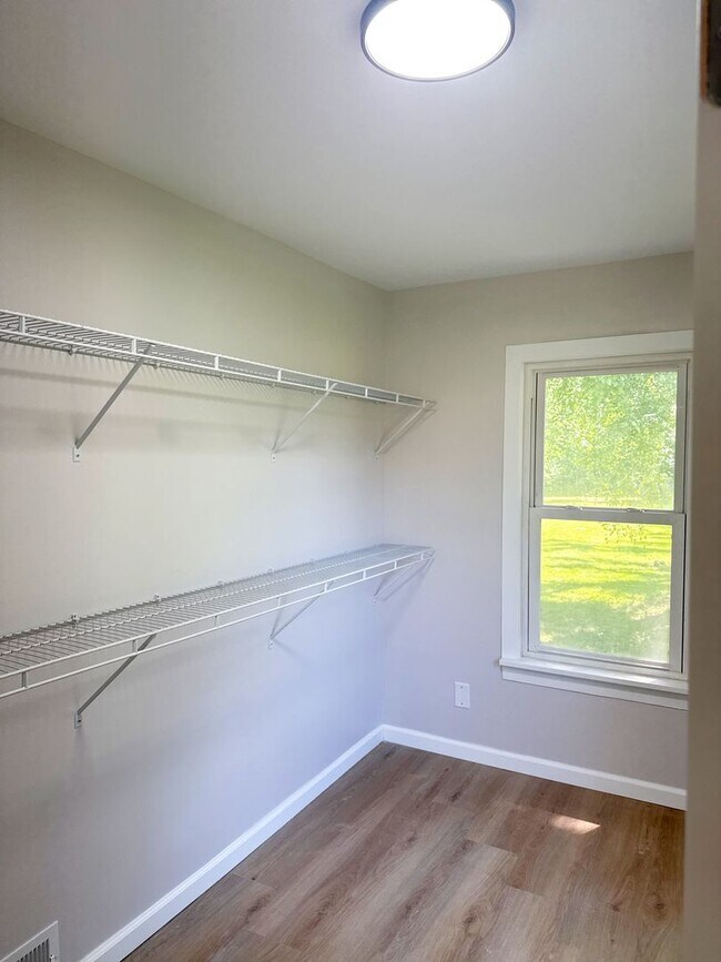 Building Photo - Move In Ready....4748 Warnock Ave