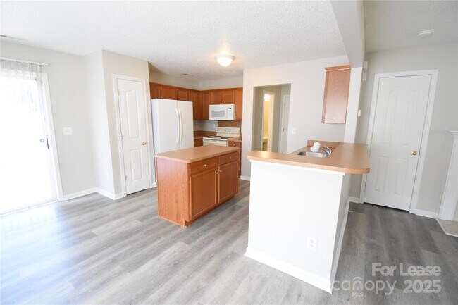 Building Photo - 8139 Chatham Oaks Dr