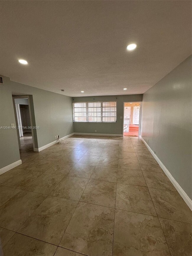 Building Photo - 9976 Twin Lakes Dr