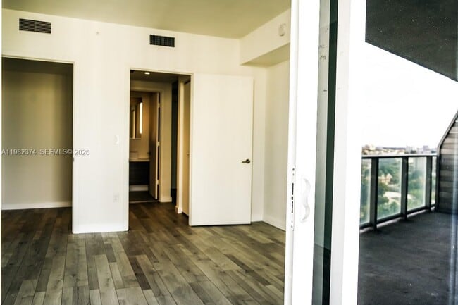 Building Photo - 1010 SW 2nd Ave