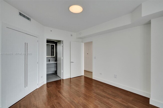 Building Photo - 848 Brickell Key Dr