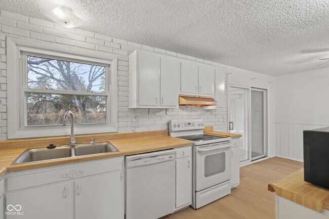 Building Photo - 8856 Moll Dr