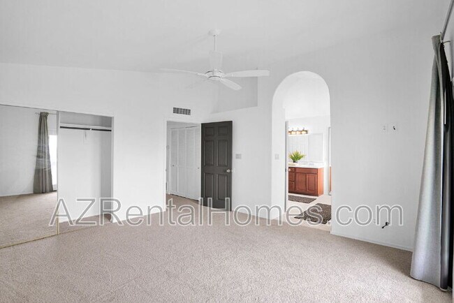 Building Photo - 1657 N Doran