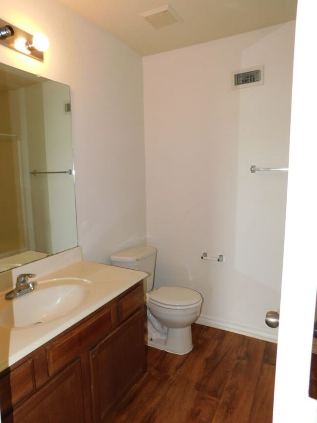 Building Photo - Large 4 bed house with master downstairs and 2 car garage on a cul- de-sac. Golf course community...