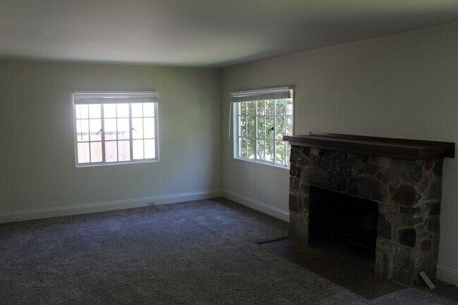 Building Photo - 1115 Capuchino Ave