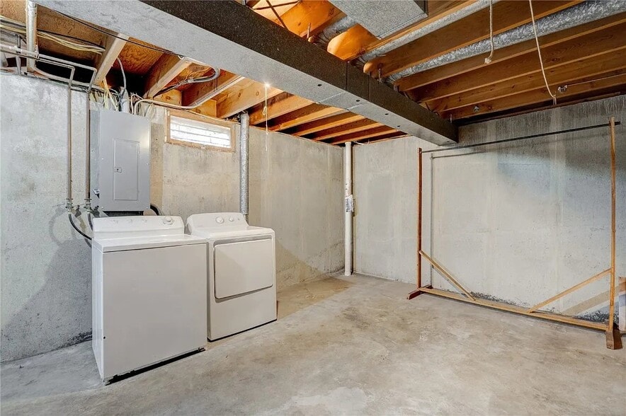 Building Photo - 2110 F Ave NE