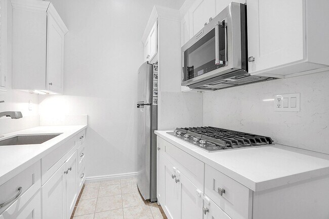 Building Photo - Beautiful executive home in the Eastlake-C...