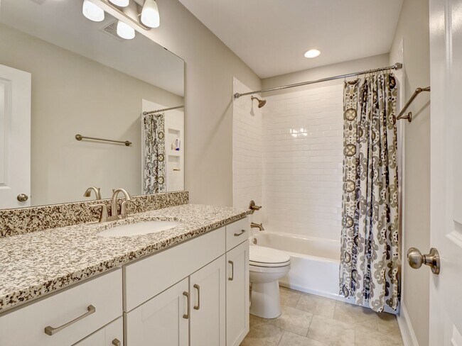 Building Photo - Charming 4 Bedroom Cottage Available in Og...