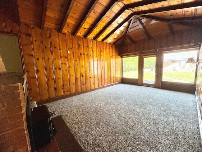 Building Photo - 548 W 4th Ave