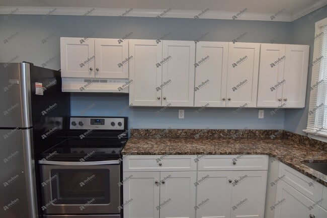 Building Photo - $900- Beautifully Updated 1-Bedroom, 1-Bat...