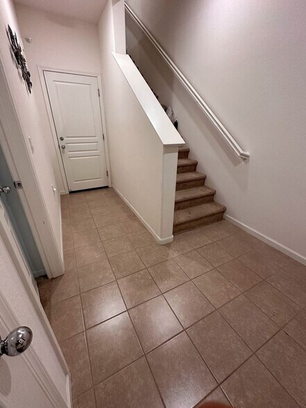 Building Photo - 25393 Parklane Dr