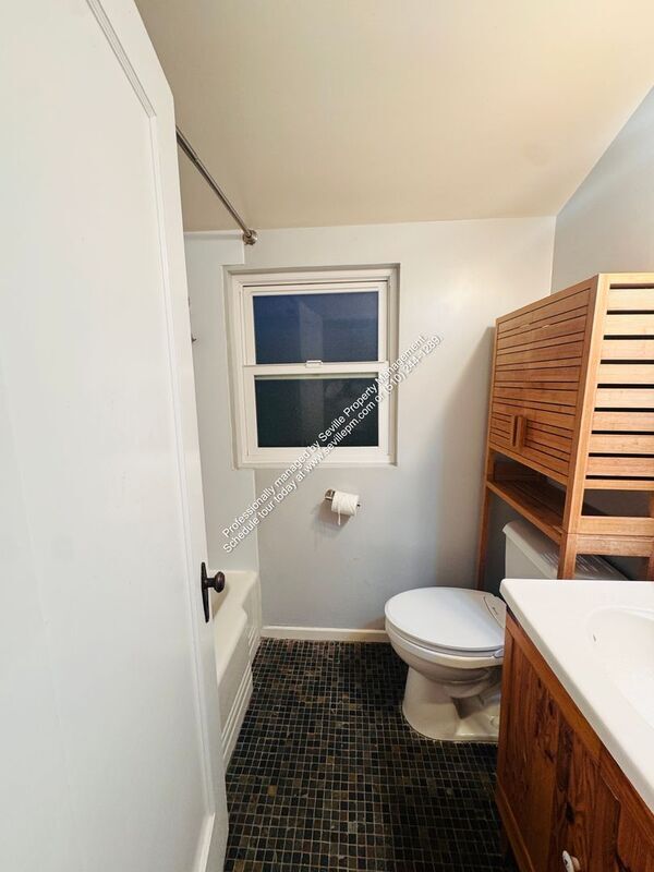 Building Photo - 7850 Crest Ave