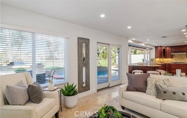 Building Photo - 5 Telliz