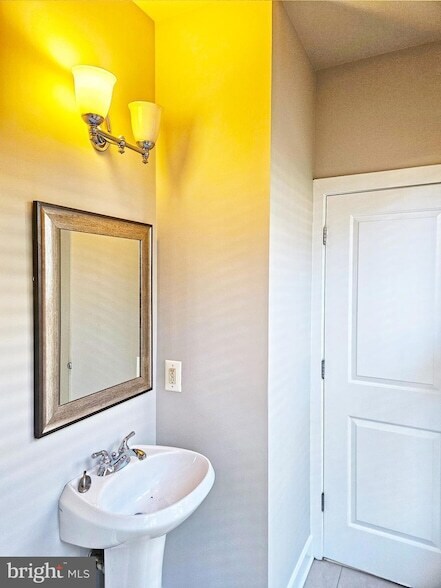 Building Photo - 12 S Regester St