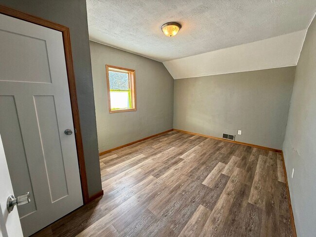 Building Photo - 4 Bed 2 Bath Single Family Home in Antigo