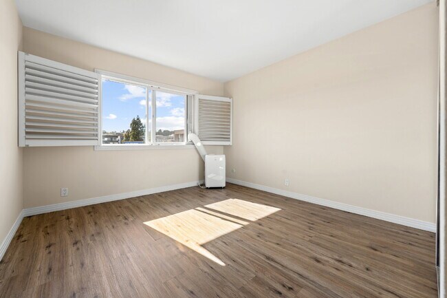 Building Photo - 6120 Decena Dr