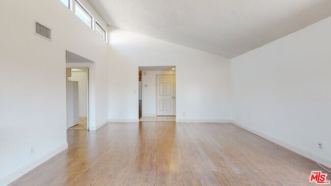 Building Photo - 144 N Hamilton Dr
