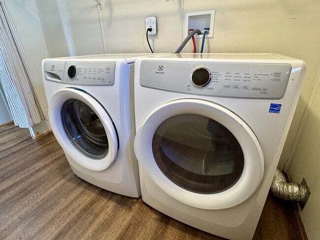 Building Photo - 836 Commerce St