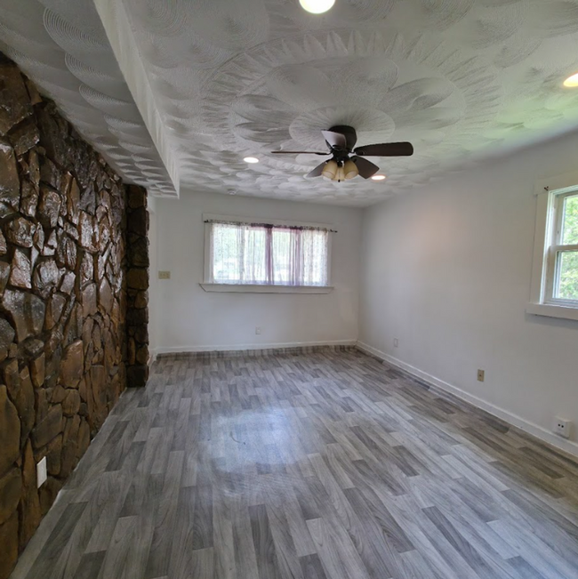 Building Photo - Single Family Home 3 beds 1 bath Available...