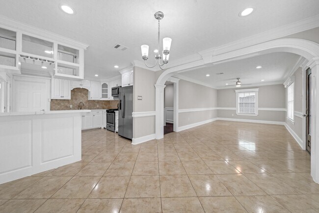 Building Photo - 7647 Greendowns St