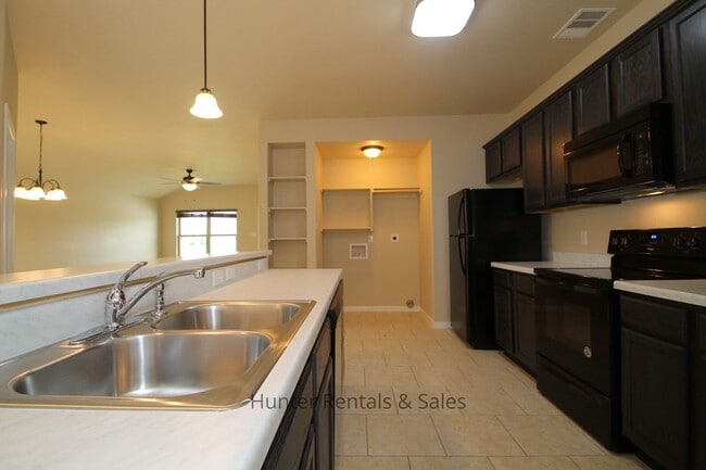 Building Photo - Loaded With Amenities!