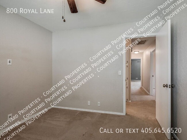 Building Photo - 800 Royal Ln