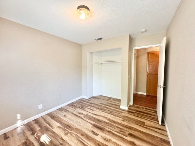 Building Photo - Beautiful 4 Bedroom Single Story For Rent In Roseville!